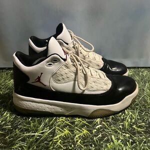 Men’s Jordan Max Aura 2 White Black Gym Red. Size 10